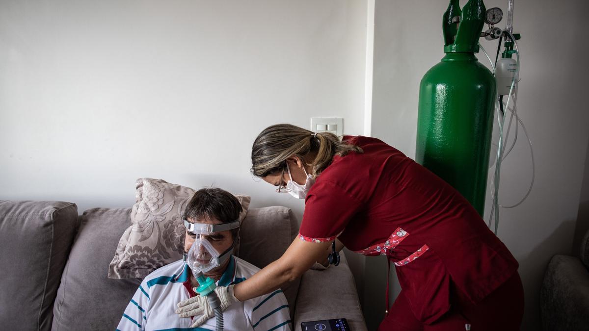 Un enfermo de coronavirus es atendido en su casa, en el Amazonas (Brasil).