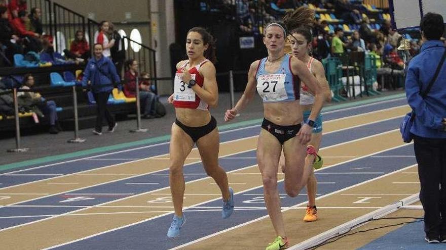 Leticia Fernández y Alicia Genevieve, en la final de 1.500. // I. Osorio