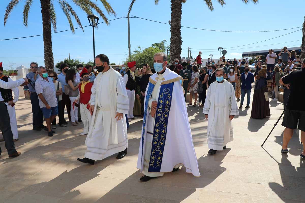 Misa, procesión y 'ball pagès' en el Pilar de la Mola