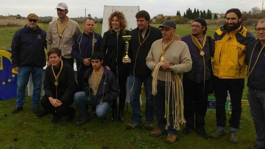 Un grupo de tiradores, con sus medallas, tras la prueba de Porreres.