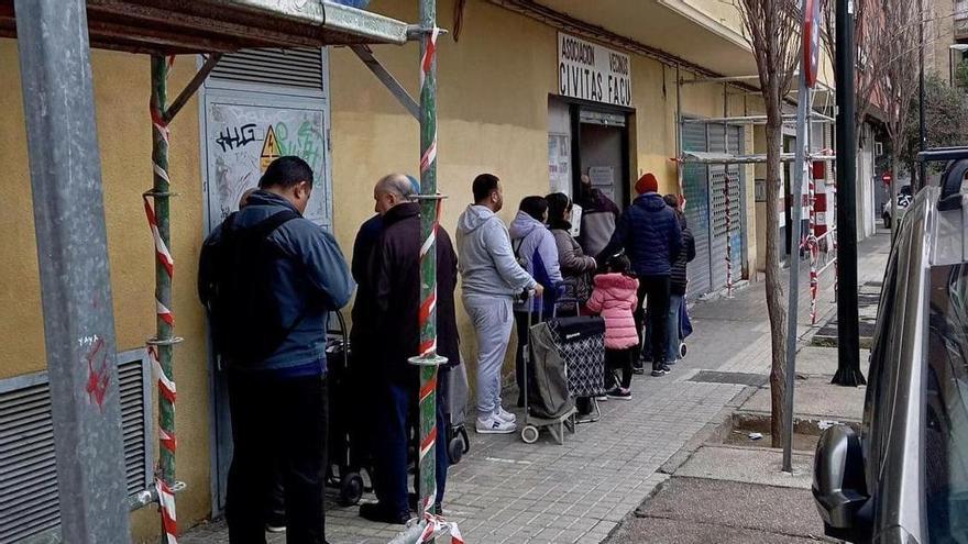 Un grupo de personas hace cola frente a una entidad social en una imagen de archivo.