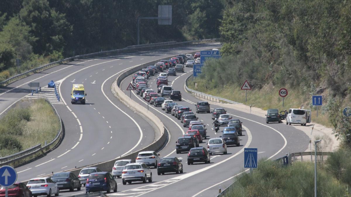 Retenciones de vehículos en la Autovía do Morrazo en el tramo de enlace de Cangas