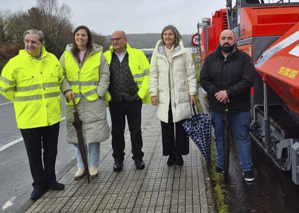 Losada, flanqueado por Pichel y Cachafeiro, en su visita. | CEDIDA