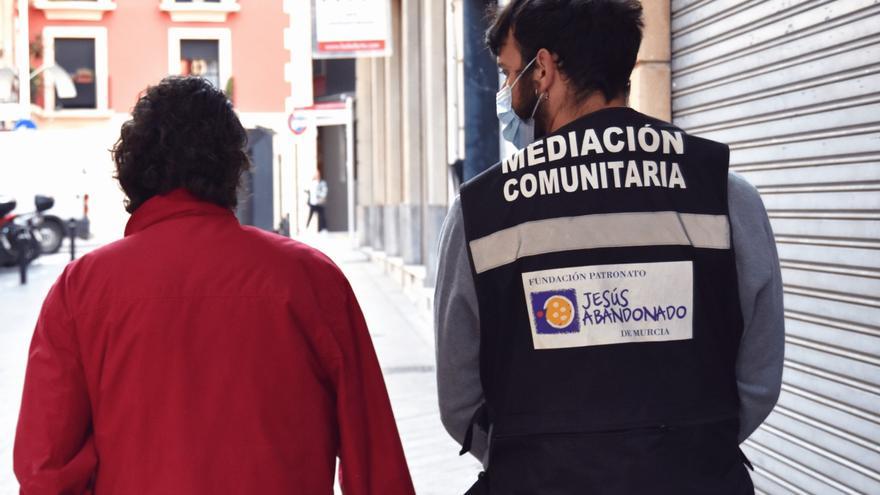 Mantas y ropa de abrigo para los indigentes de las calles de Murcia