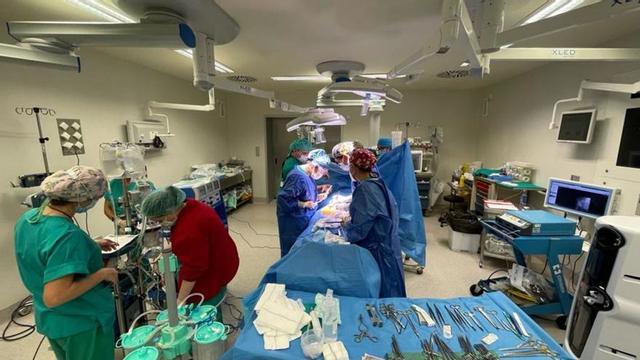 Operación en un quirófano del hospital Francesc de Borja de Gandia. | LEVANTE-EMV