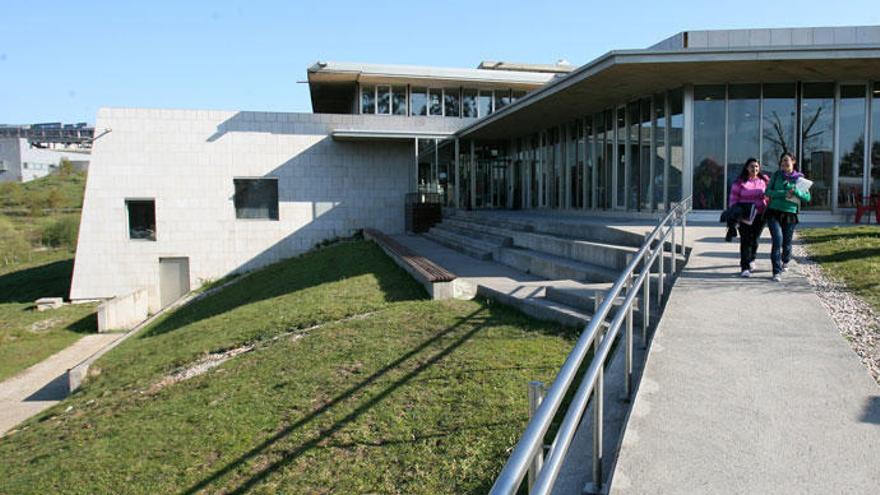 Edificio da Facultade de Ciencias Xurídicas da Universidade de Vigo no Campus de Lagoas Marcosende/// De Arcos