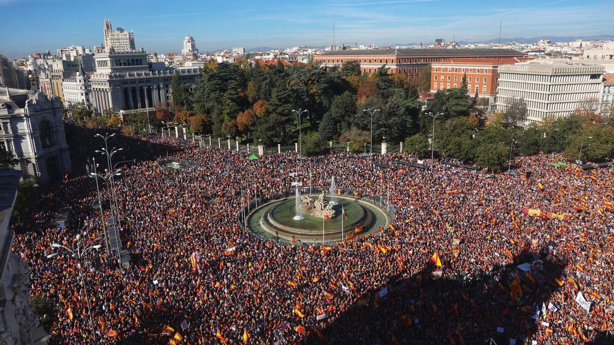 Miles de personas durante una manifestación contra la amnistía, en Cibeles, a 18 de noviembre de 2023, en Madrid (España). Diferentes asociaciones, entre las que se encuentran Foro España Cívica, Unión 78, Pie en Pared o NEOS, han convocado esta concentra