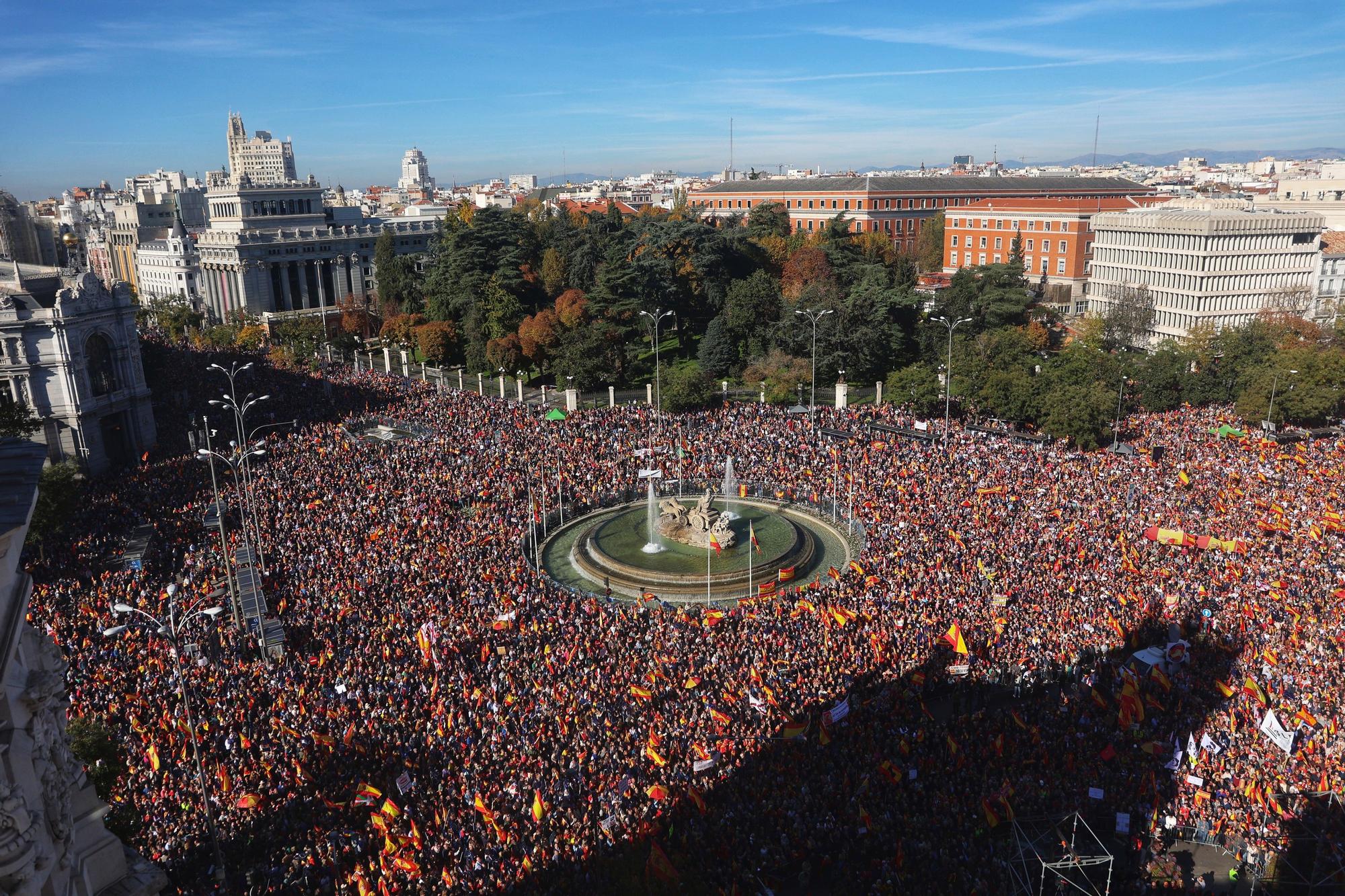 Miles de personas durante una manifestación contra la amnistía, en Cibeles, a 18 de noviembre de 2023, en Madrid (España). Diferentes asociaciones, entre las que se encuentran Foro España Cívica, Unión 78, Pie en Pared o NEOS, han convocado esta concentra