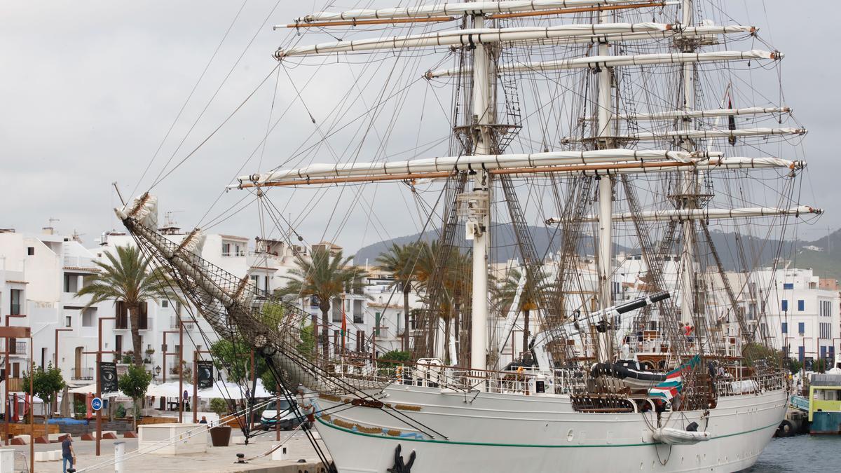 Jornada de puertas abiertas en el velero de Omán barco escuela 'Royal Shabab Omán 2'