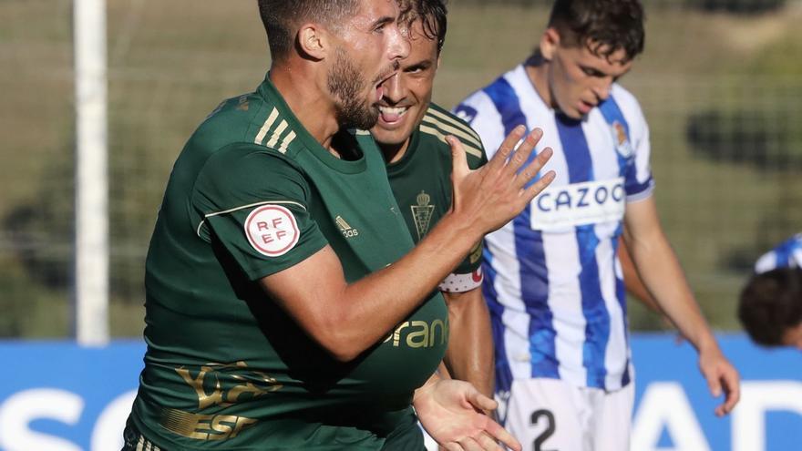 Dani Vega celebra uno de sus goles ante la felicidad de Pedro León. | LOF
