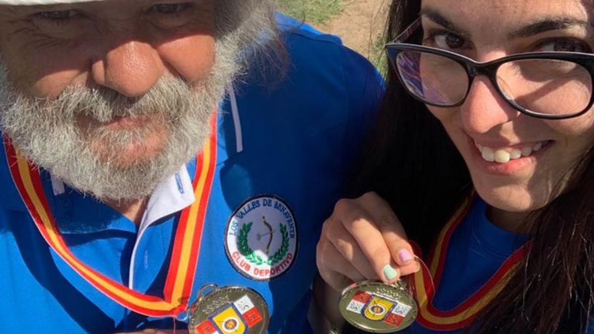 Los tiradores benaventanos posan con sus medallas. | Cedida