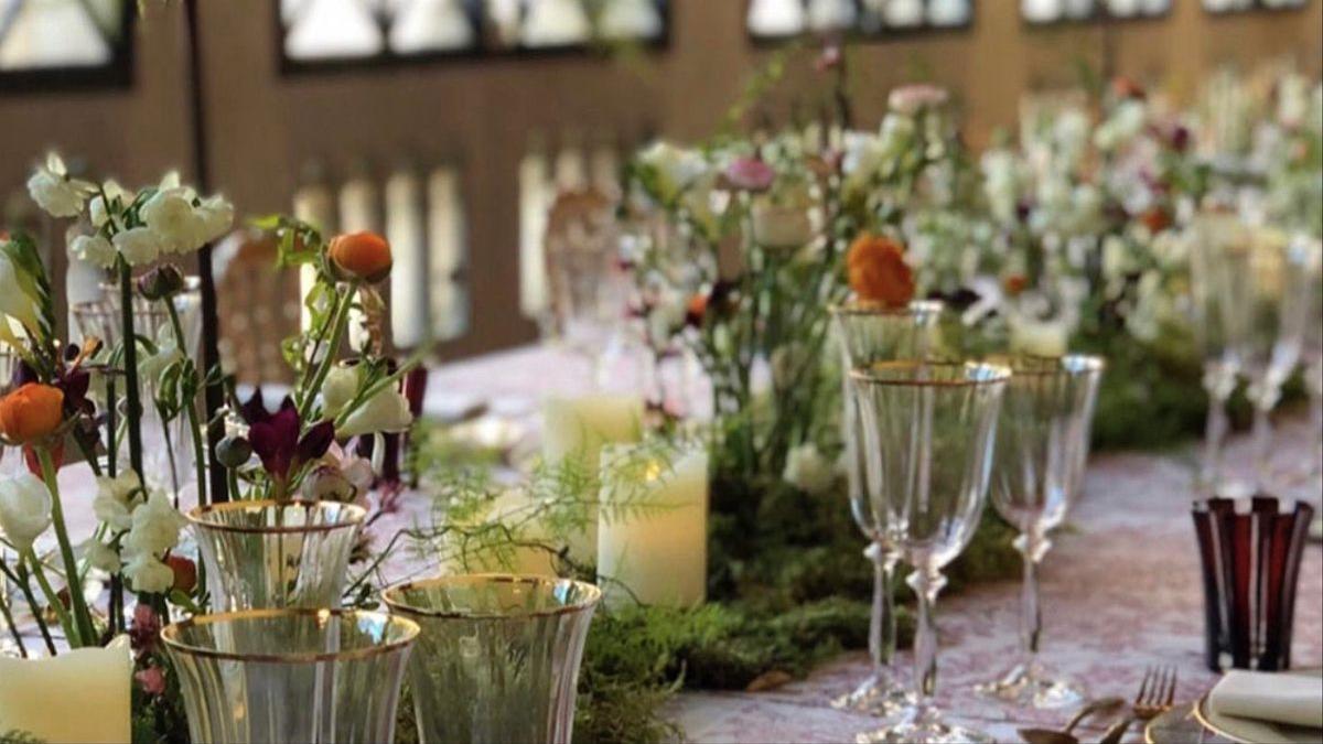 La decoración de la mesa de Navidad debe incluir elementos naturales.