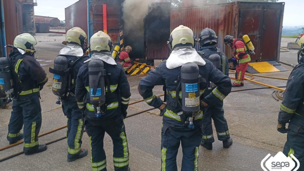 Los Bomberos, durante unas prácticas.