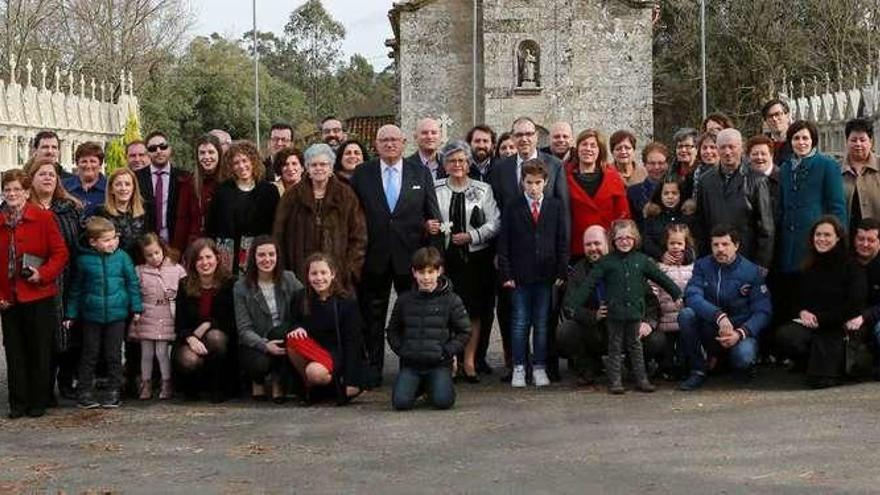 José María Blanco y Mari Carmen Sanmartín, rodeados de sus hijos, nietos y familiares, tras sus bodas de oro en A Somoza. // Bernabé / Miguel