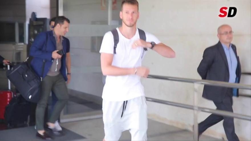 Neto: &quot;Estoy muy contento, solo quería jugar en el Valencia CF&quot;