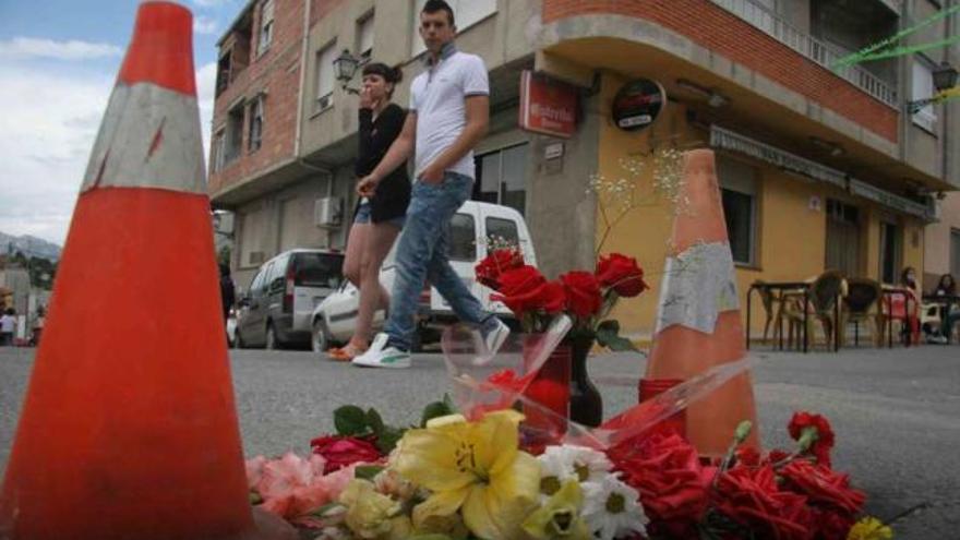 Detalle del ramo de flores y la vela colocado en el agujero donde se planta el chopo en Planes y donde tuvo desenlace la tragedia.