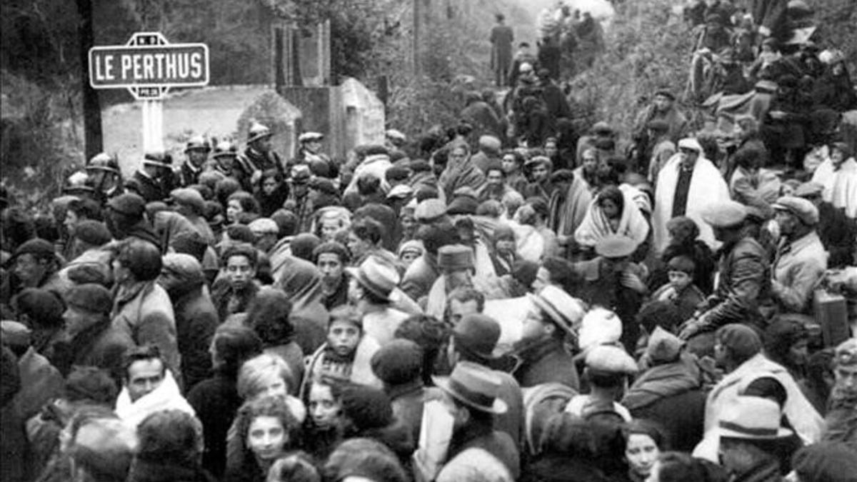 Cientos de exiliados cruzan la frontera por El Pertús (Francia).