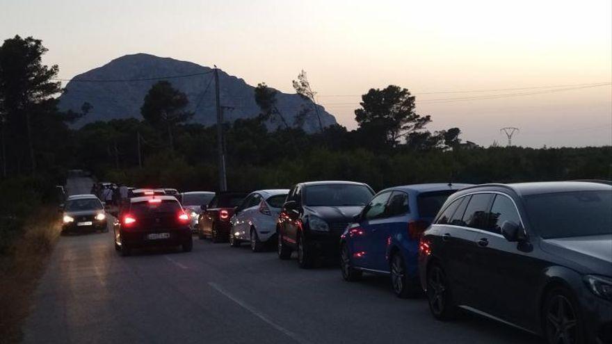 La moda de admirar el ocaso desde el cabo de Sant Antoni de Xàbia colapsa la carretera