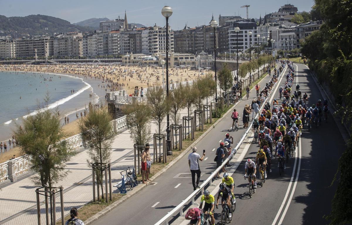 SAN SEBASTIÁN, 24/08/2022.- El pelotón de la Vuelta a España 2022 a su paso este miércoles por San Sebastián, durante la quinta etapa con salida en Irun (Gipuzkoa) y meta en Bilbao, tras recorrer 187,2 kilómetros. EFE/ Javier Etxezarreta