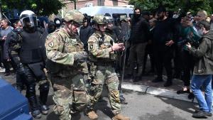 Soldados de la OTAN de la fuerza internacional de mantenimiento de la paz en Kosovo en la localidad de Zvecan.