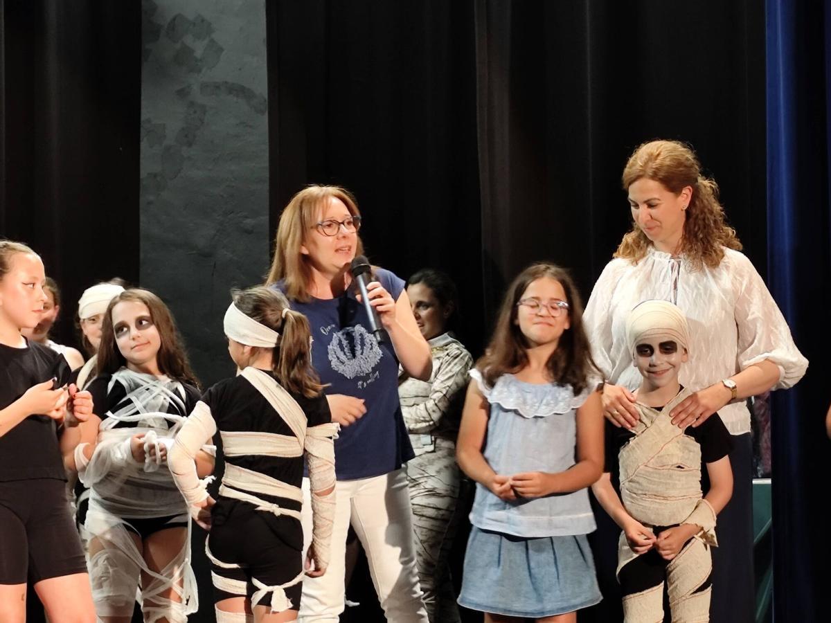 Representación del grupo de teatro del Colegio Nuestra Señora del Rocío de Zamora.