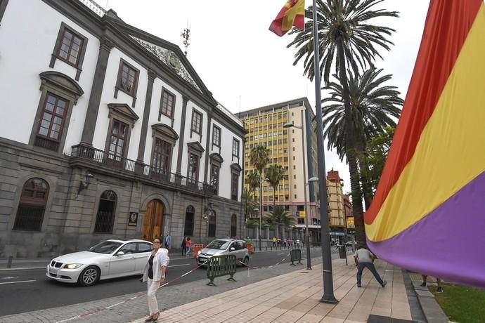 17-07-19 CANARIAS Y ECONOMIA. PARQUE DE SAN TELMO. LAS PALMAS DE GRAN CANARIA. Manifestacion, concentracion y despliegue de la bandera republicana delante del Palacio Militar. Fotos: Juan Castro.  | 17/07/2019 | Fotógrafo: Juan Carlos Castro