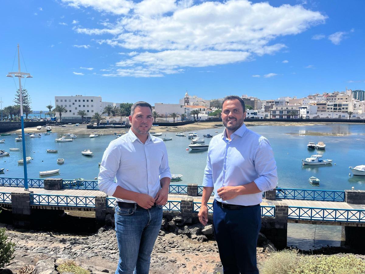 Jacobo Medina (i) y Yonathan de León en el Charco de San Ginés.