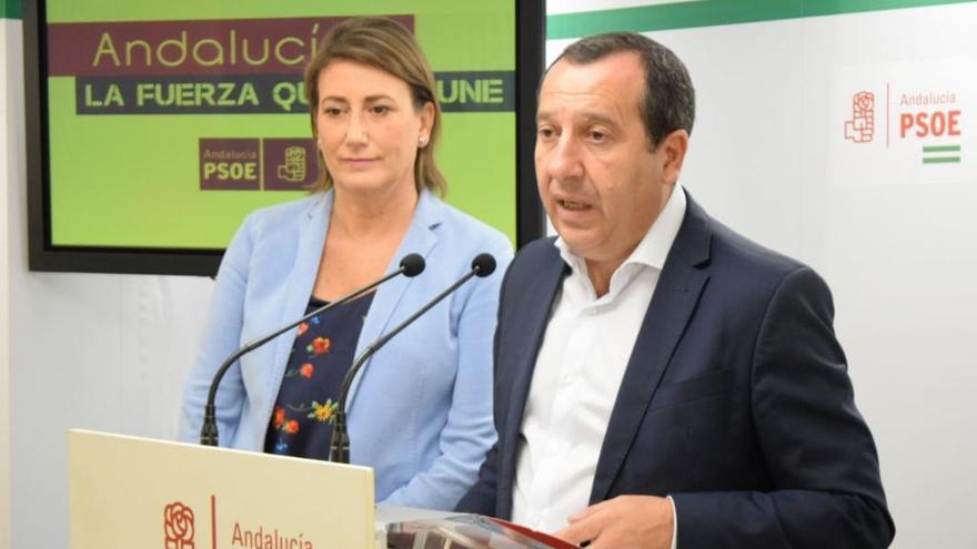 La candidata del PSOE a la Alcaldía de Ronda, Isabel Aguilera, y el secretario general del PSOE de Málaga, José Luis Ruiz Espejo.