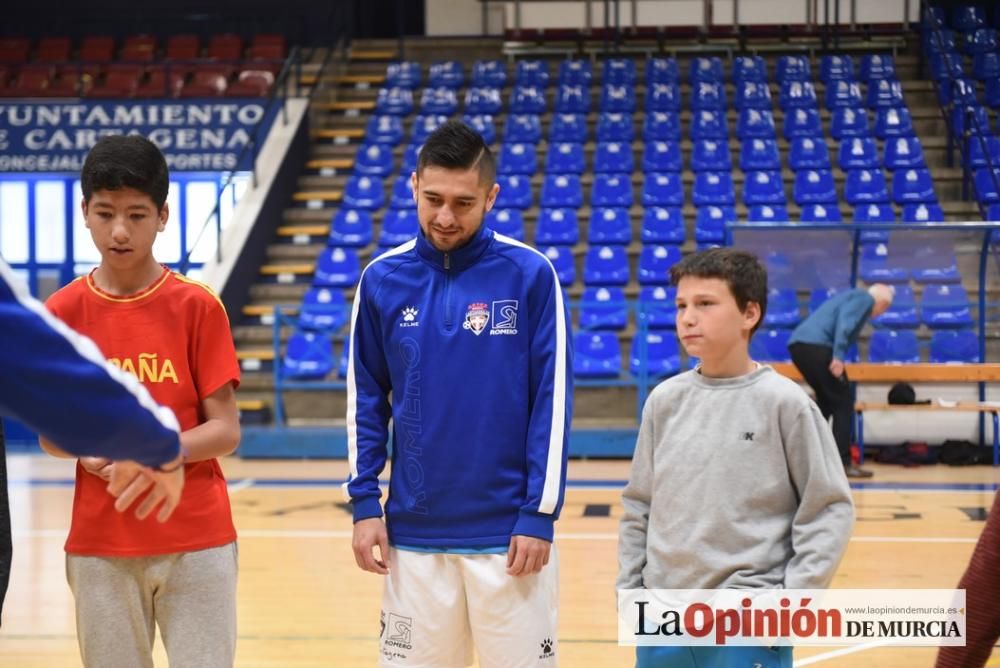 Encuentro de escolares con los jugadores del Plást