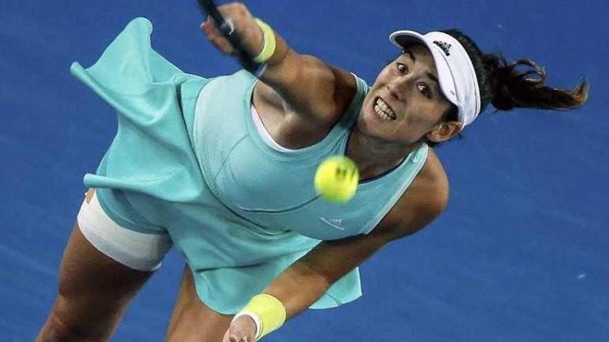 Muguruza efectua un saque ayer ante Sevastova.