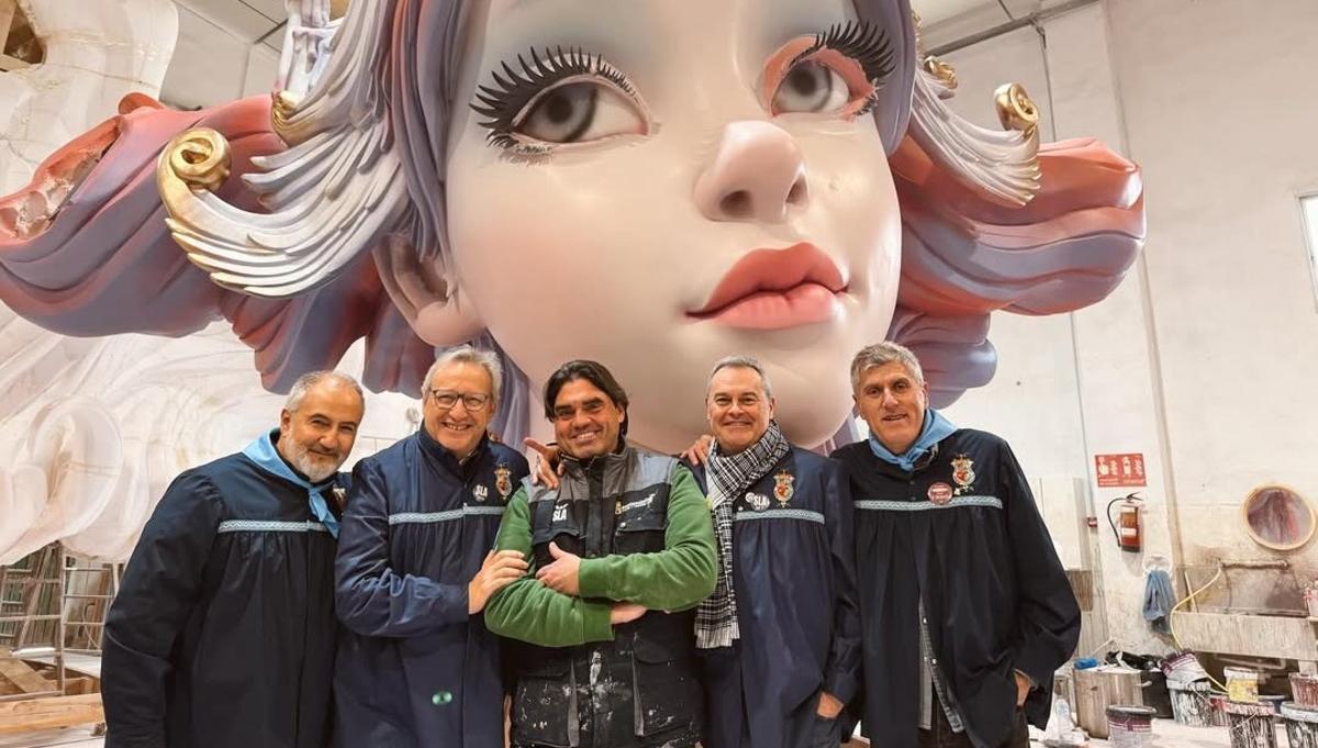 Los presidentes y el artista, con "Onírica" detrás