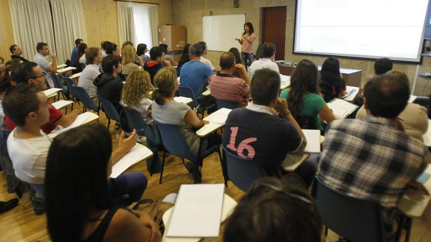 Clase en la anterior aula de la UNED en el Casco Vello. // José Lores