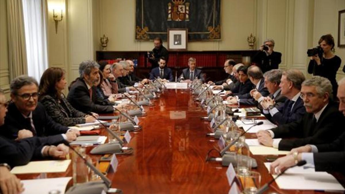 Los presidentes de los 17 tribunales superiores de justicia autonómicos, reunidos en la sede del Consejo General del Poder Judicial, ayer en Madrid.