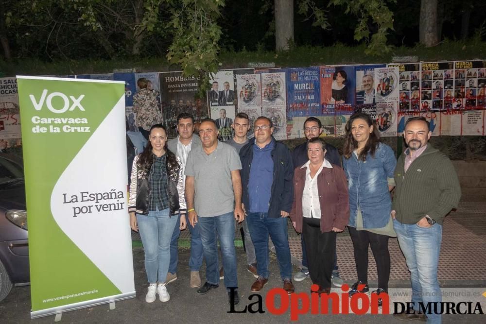 Pegada de carteles en Caravaca