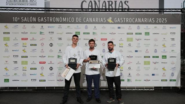 El primer clasificado, Nahuel Campos, junto al vicepresidente del Cabildo, Lope Afonso. | | ED/LOT