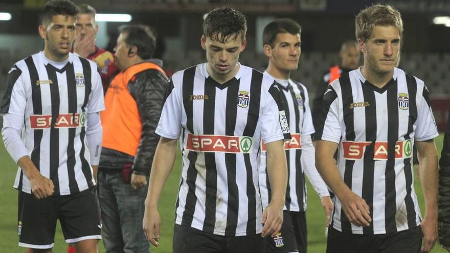 Sergio Jiménez, Chus Hevia y Fede Laens con rostro serio tras caer derrotado el equipo ante el Cádiz en la jornada 21ª.