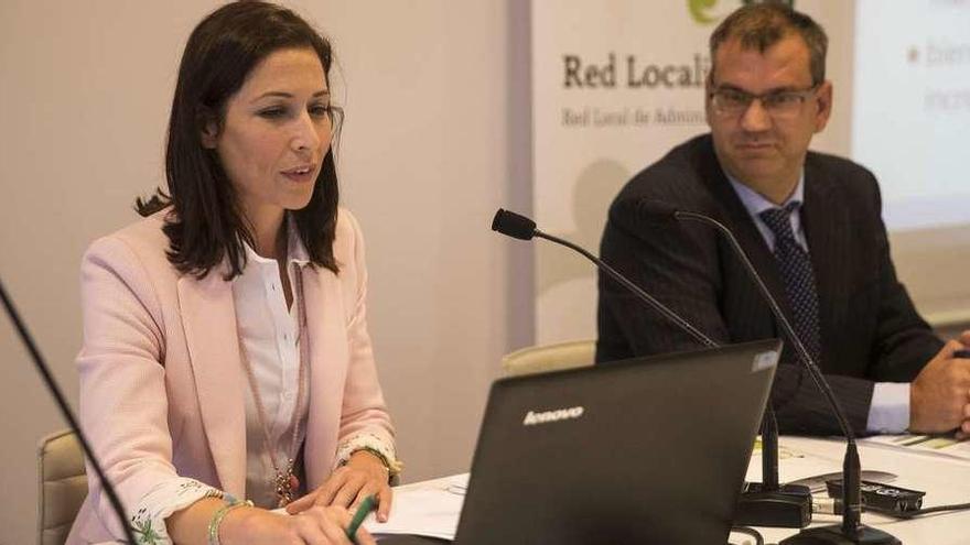 Marta Oviedo y Alberto Vaquero, durante la presentación del informe ayer en Santiago.