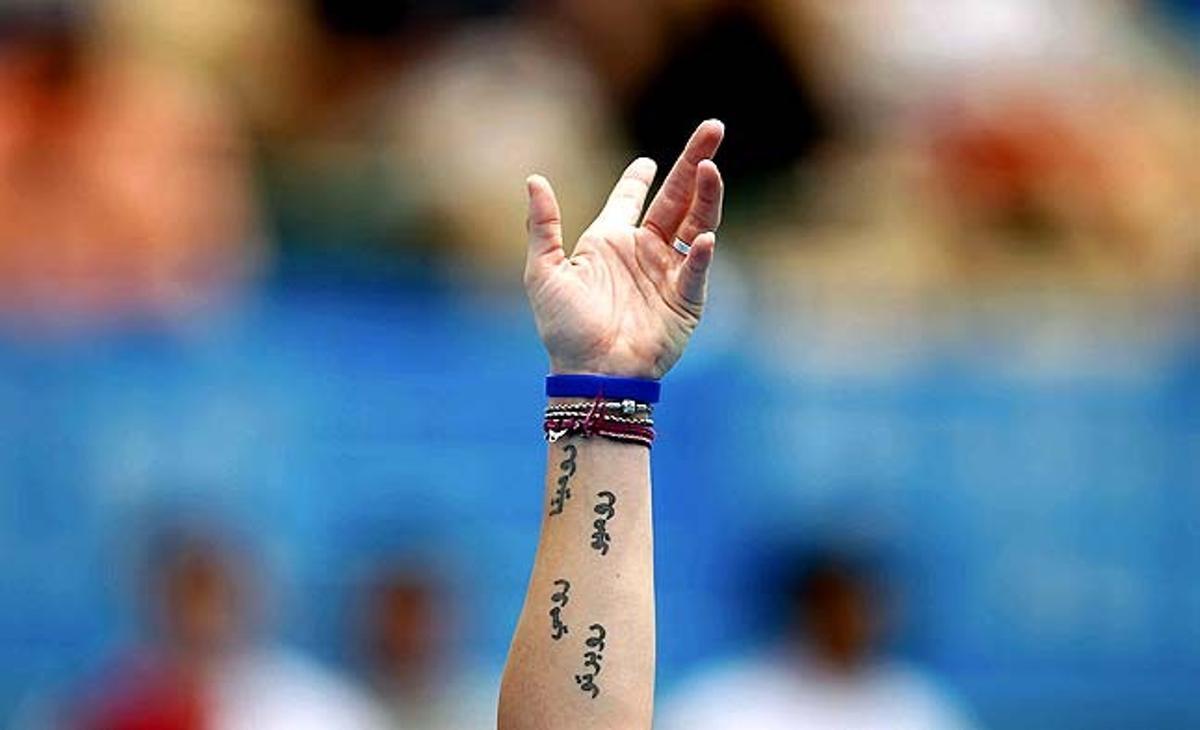 La italiana Romina Oprandi competeix contra la russa Maria Kirilenko en un partit del torneig de tennis Open d’Austràlia a Melbourne (Austràlia).