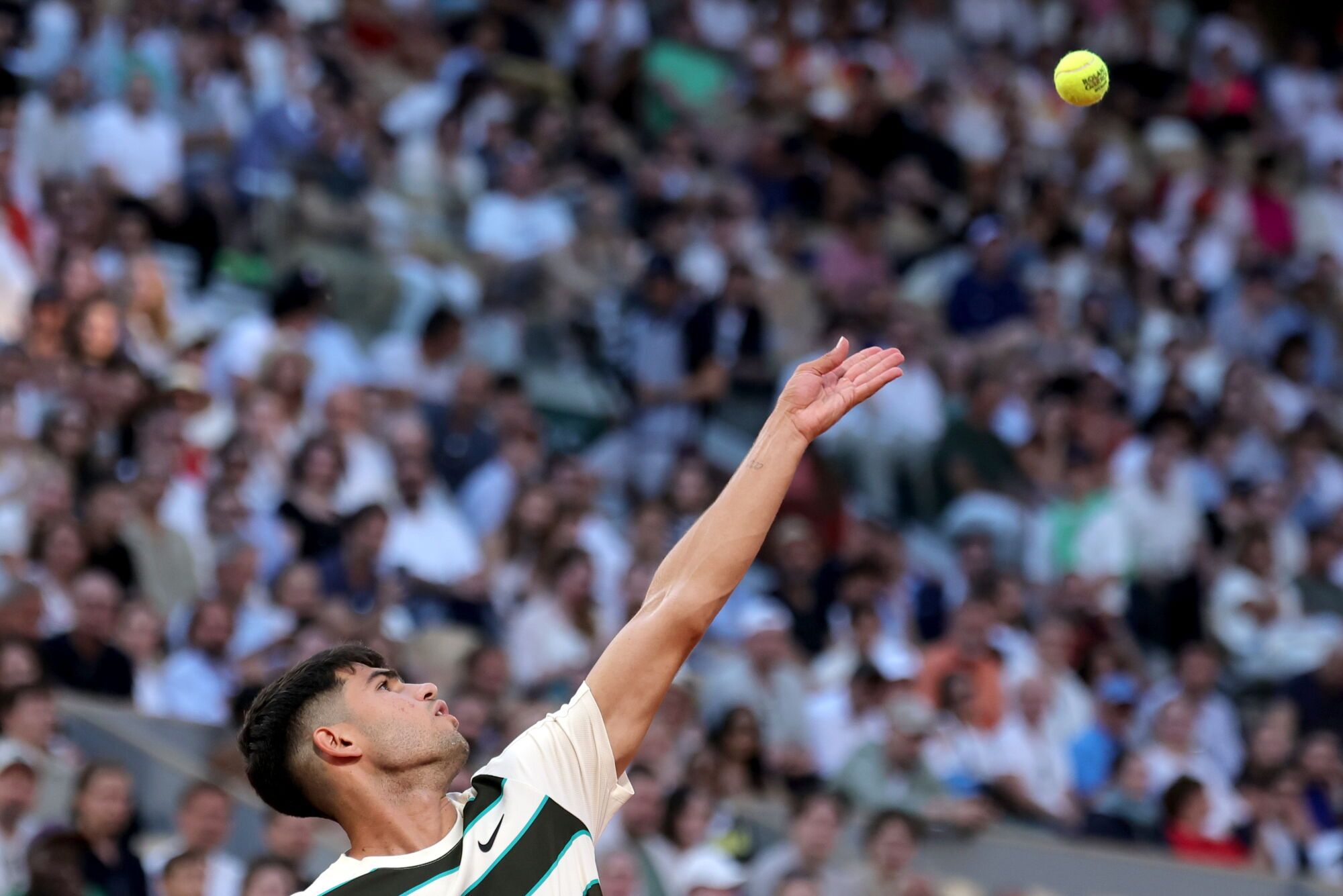 PARIS (France), 30/05/2025.- Carlos Alcaraz of Spain in action during his Men's 3rd round match against Damir Dzumhur of Bosnia and Herzegovina at the French Open Grand Slam tennis tournament at Roland Garros in Paris, France, 30 May 2025. (Tenis, Abierto, Bosnia-Herzegovina, Francia, España) EFE/EPA/TERESA SUAREZ