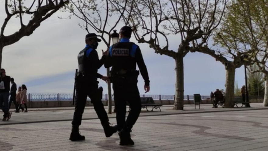 Dos agentes de Policía Local en una imagen de archivo por los Paseos de la Mota. | E. P.