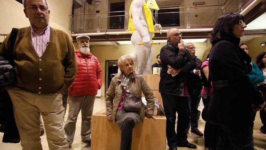 Espectadores en el Camposagrado. En el círculo, un detalle de la muestra.