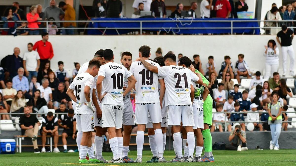 Los jugadores de la Peña Deportiva hablan de su situación en un instante del duelo contra el UCAM Murcia