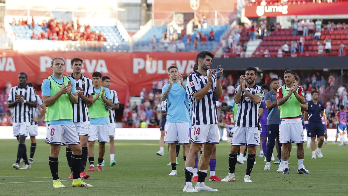 Los jugadores del CD Castellón, tras la derrota en Los Cármenes la temporada pasada.