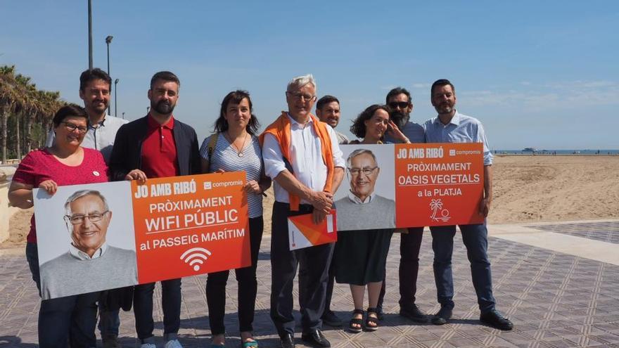 Ribó y buena parte de sus concejales, ayer en la playa del Cabanyal.