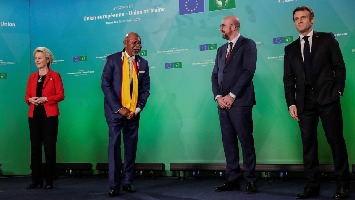 El ministro de Exteriores de Uganda, Haji Abubakhar Jeje Odongo, se saltó el saludo protocolario a la presidenta de la Comisión Europea, Ursula von der Leyen, el jueves 17 de febrero.