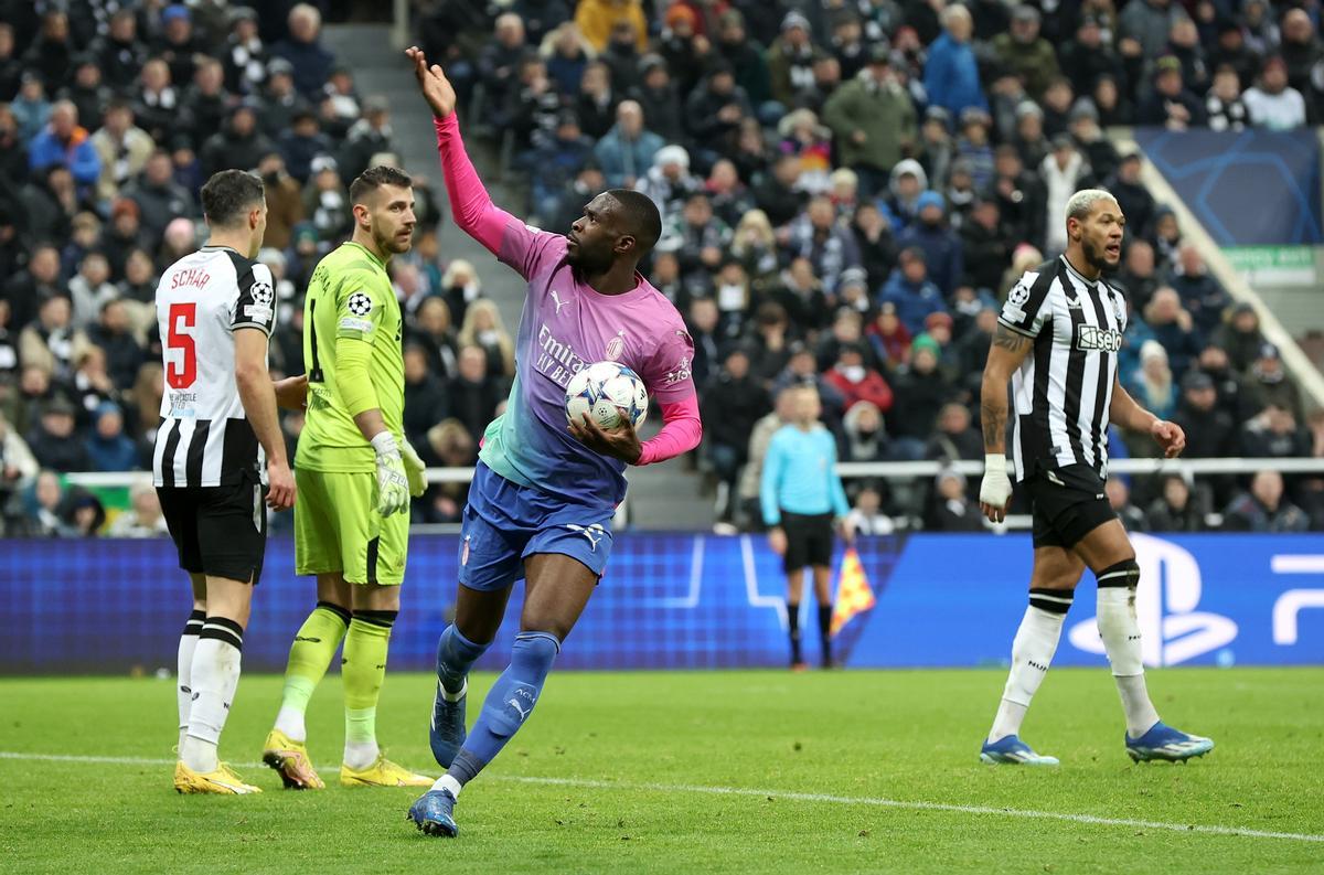 Resumen, goles y highlights del Newcastle  1 - 2 Milan de la Jornada 6 de la Fase de Grupos de la Champions League