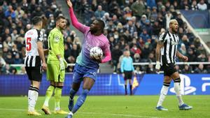 Resumen, goles y highlights del Newcastle  1 - 2 Milan de la Jornada 6 de la Fase de Grupos de la Champions League
