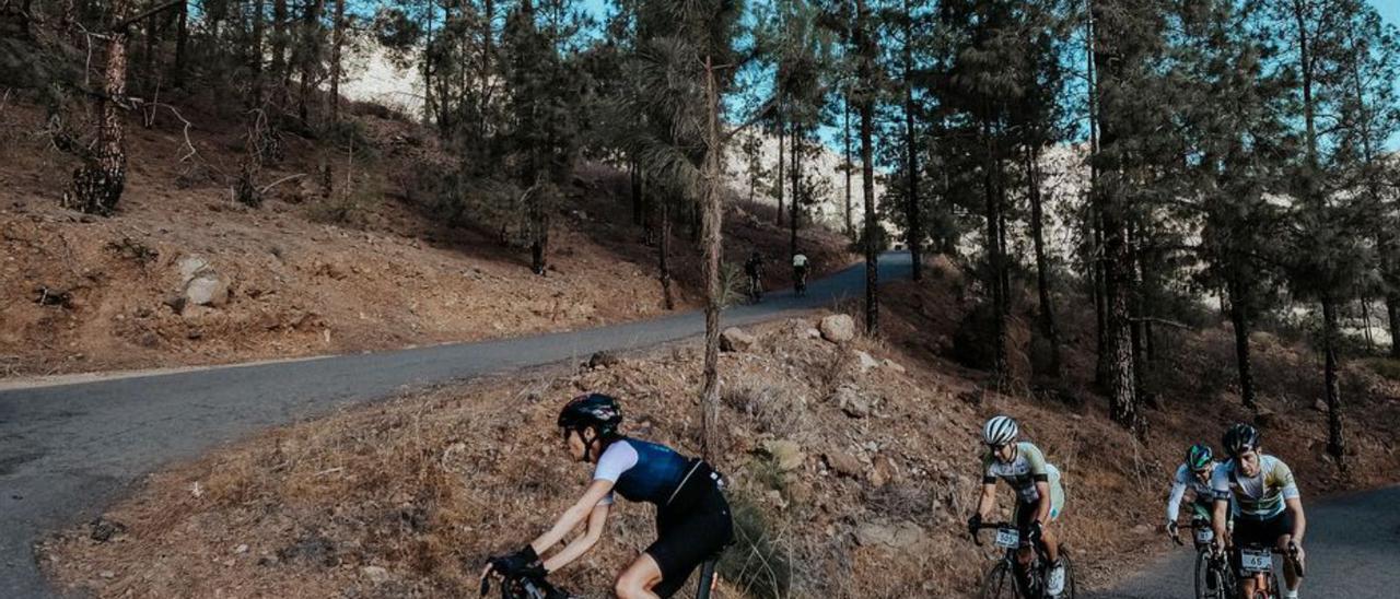 Un grupo de corredores pedaleando por las duras rampas de la etapa. | | RODRIGO JIMÉNEZ