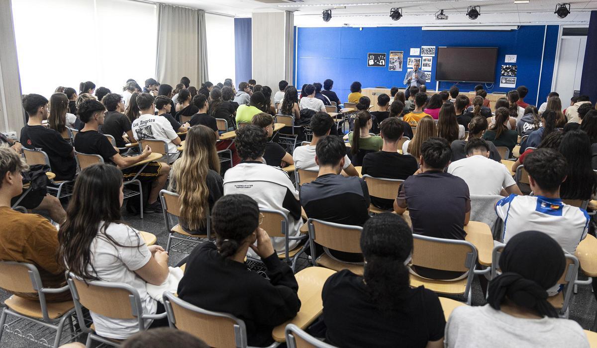 Una charla de una víctima de ETA en el IES Figueras Pacheco de Alicante