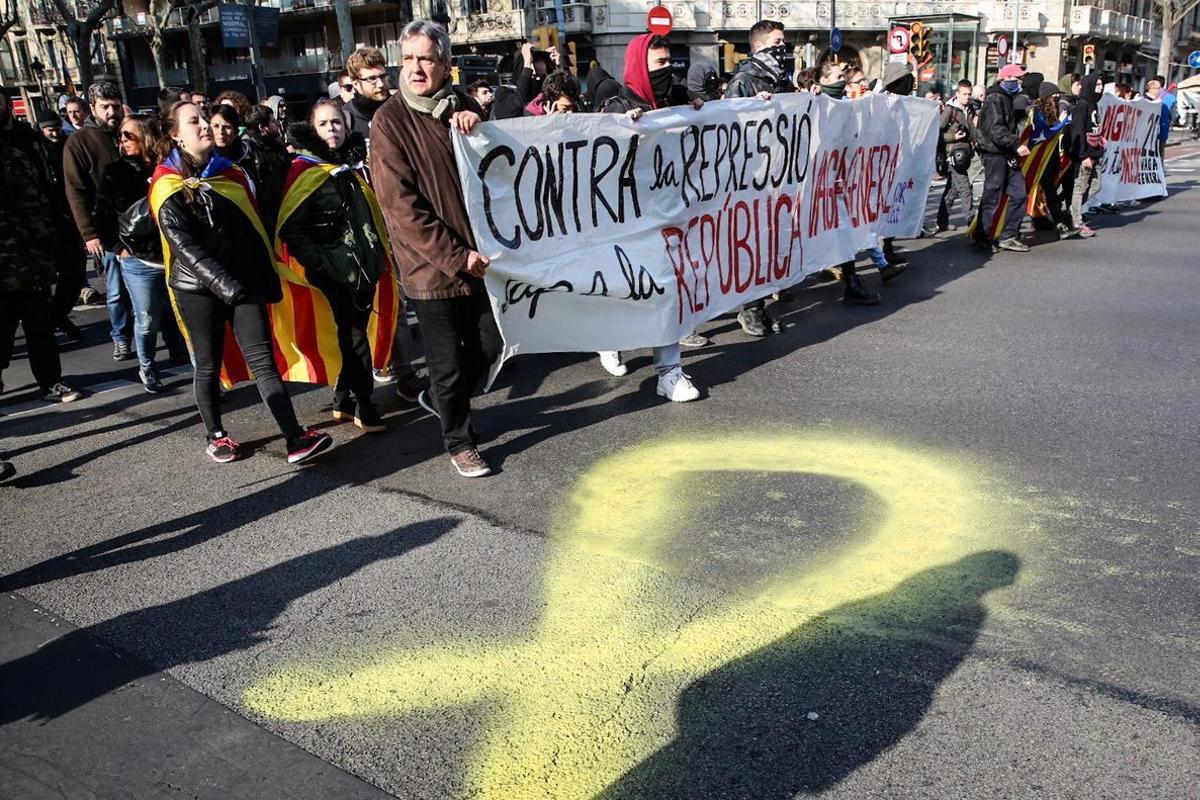 Los manifestantes, cerca de plaza de Catalunya.